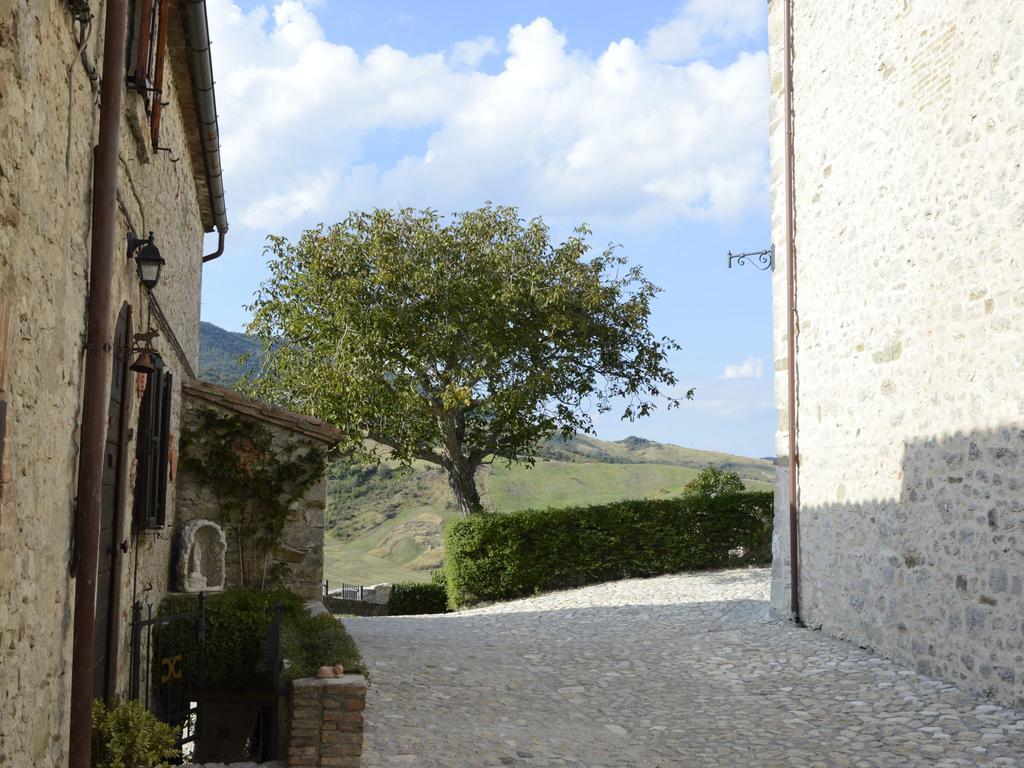 Belvilla By Oyo Graceful Apartment With Garden Petrella Guidi Luaran gambar