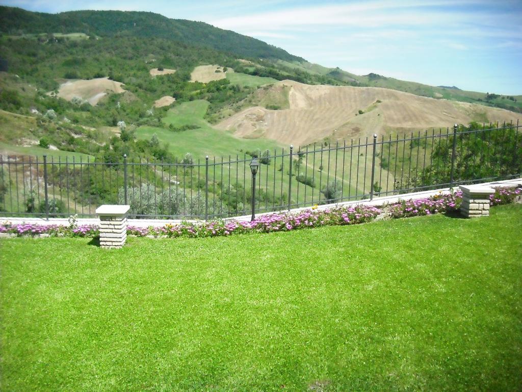 Belvilla By Oyo Graceful Apartment With Garden Petrella Guidi Luaran gambar