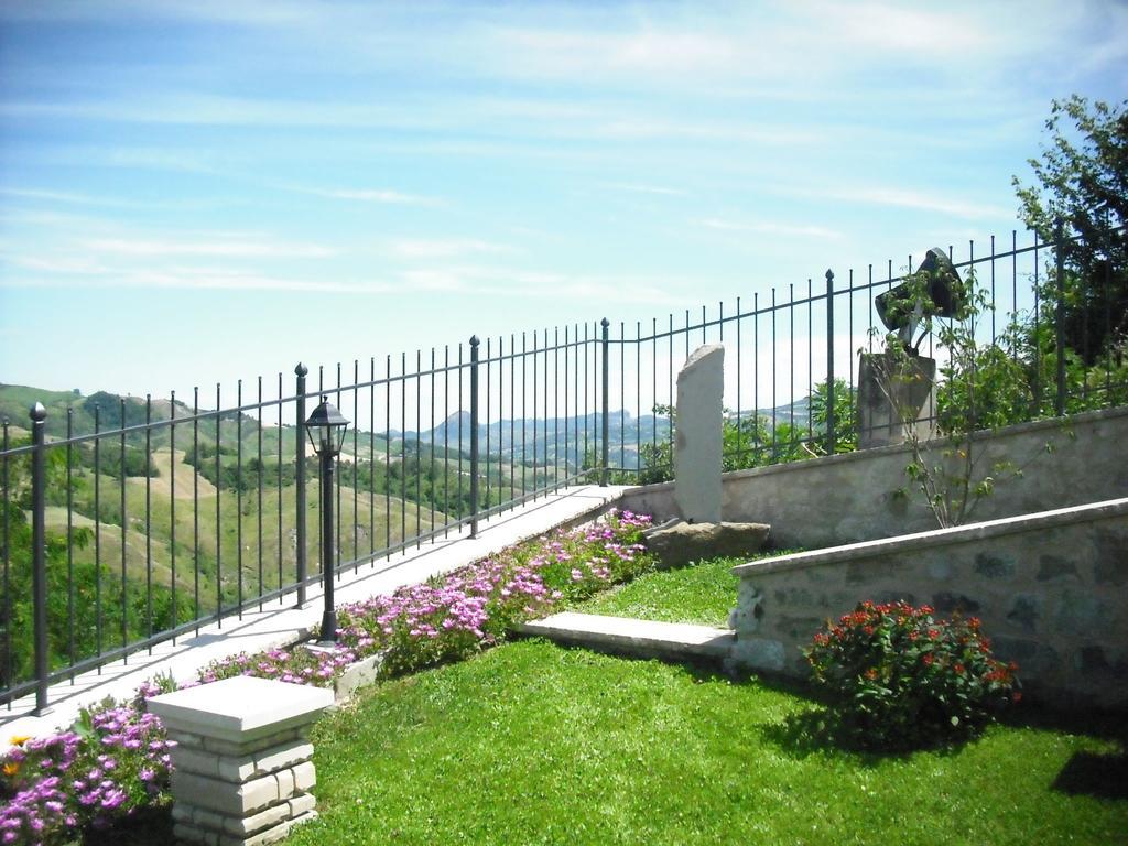 Belvilla By Oyo Graceful Apartment With Garden Petrella Guidi Luaran gambar