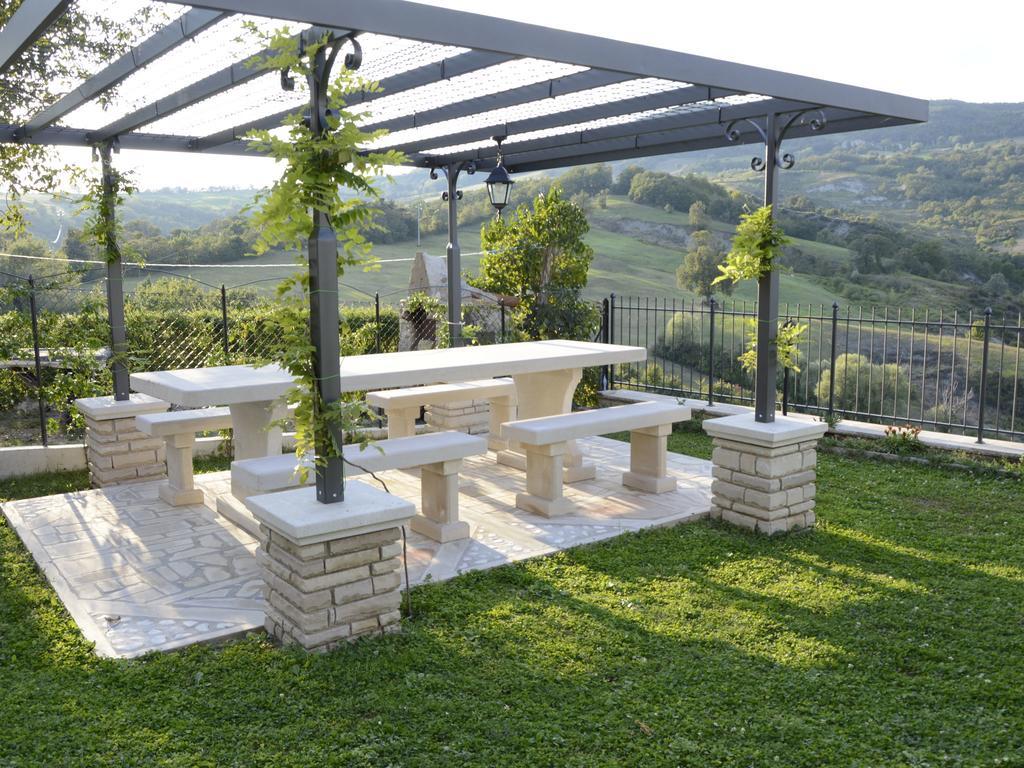 Belvilla By Oyo Graceful Apartment With Garden Petrella Guidi Luaran gambar