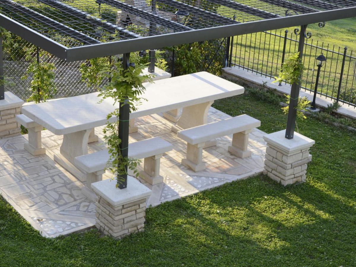 Belvilla By Oyo Graceful Apartment With Garden Petrella Guidi Luaran gambar